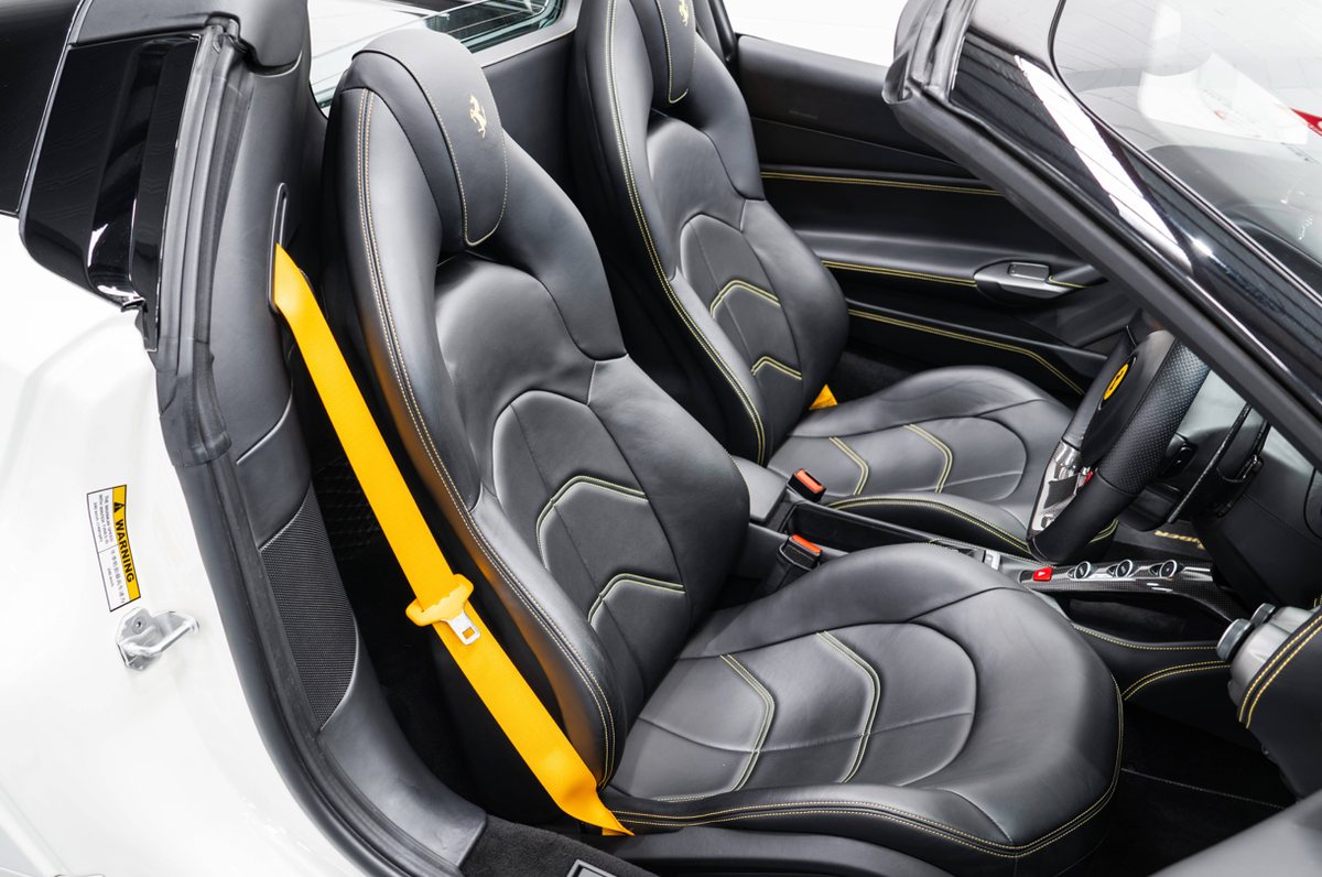 Seats with Giallo belts
